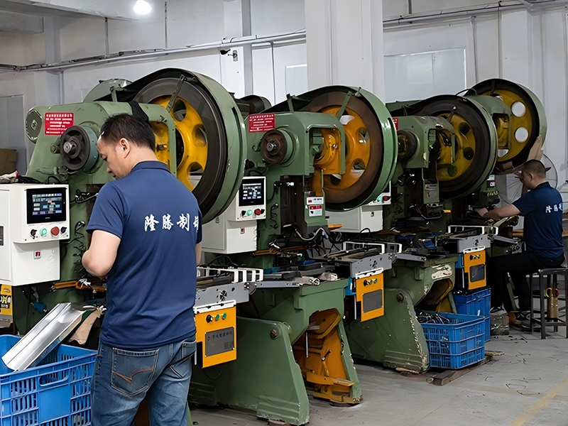 China leading custom tin box manufacturer with 20+ years OEM/ODM experience. We offer food grade recyclable tin packaging solutions with custom shape, size, logo & pattern. Free samples & fast delivery, global export to Europe, Americas & Middle East. Get